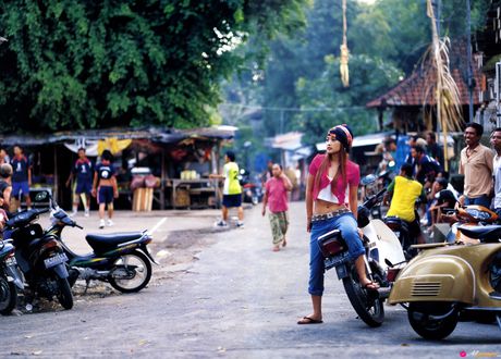 寶貝 Rika Ishikawa 展示她的小乳房並獨自擺姿勢