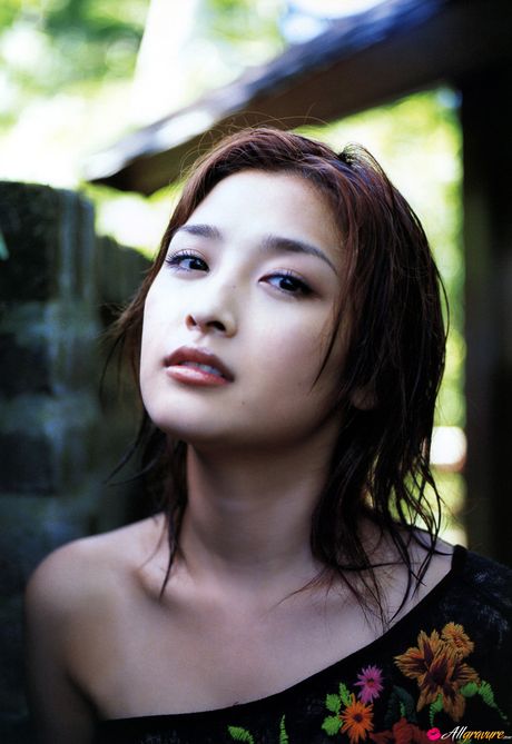 寶貝 Rika Ishikawa 展示她的小乳房並獨自擺姿勢