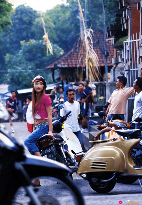 寶貝 Rika Ishikawa 展示她的小乳房並獨自擺姿勢