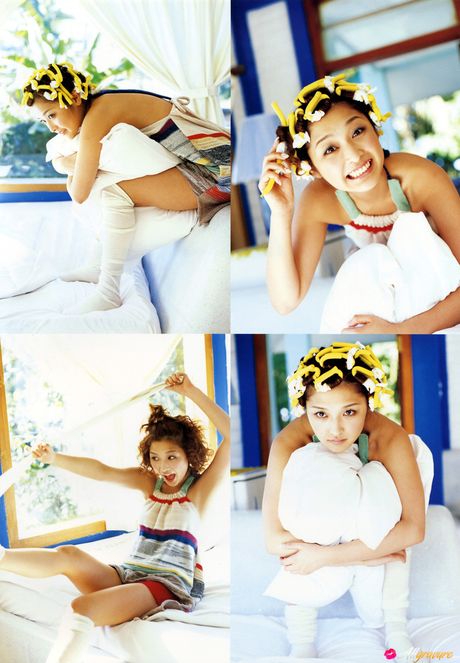 寶貝 Rika Ishikawa 展示她的小乳房並獨自擺姿勢