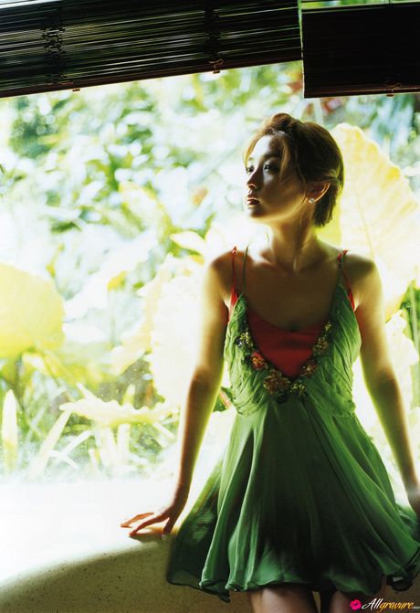 寶貝 Rika Ishikawa 展示她的小乳房並獨自擺姿勢