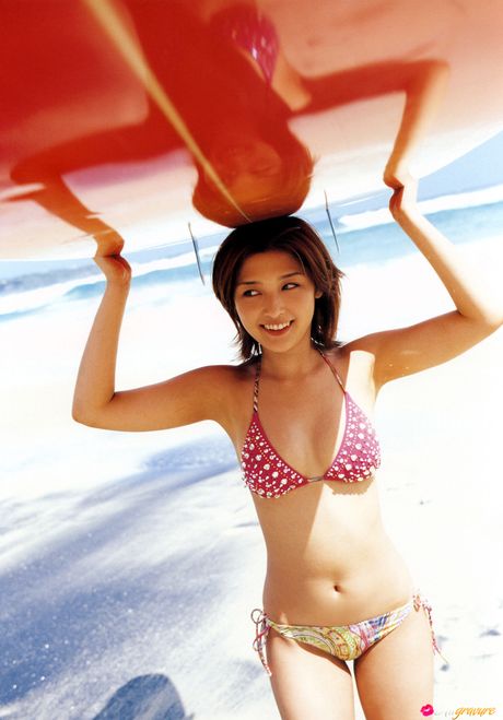 寶貝 Rika Ishikawa 展示她的小乳房並獨自擺姿勢