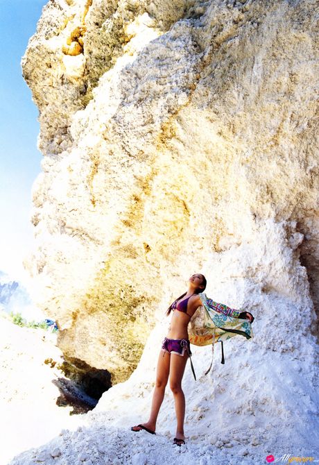 寶貝 Rika Ishikawa 展示她的小乳房並獨自擺姿勢