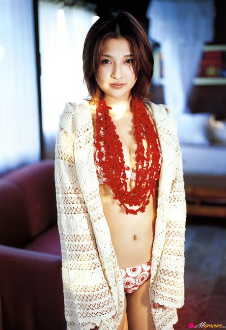 寶貝 Rika Ishikawa 展示她的小乳房並獨自擺姿勢