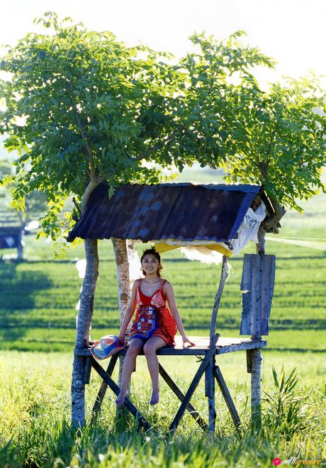 寶貝 Rika Ishikawa 展示她的小乳房並獨自擺姿勢