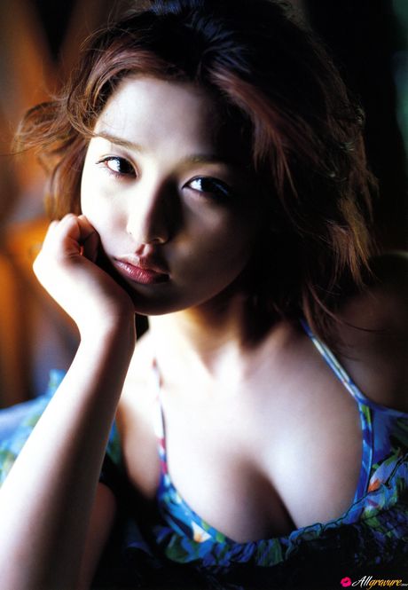 寶貝 Rika Ishikawa 展示她的小乳房並獨自擺姿勢