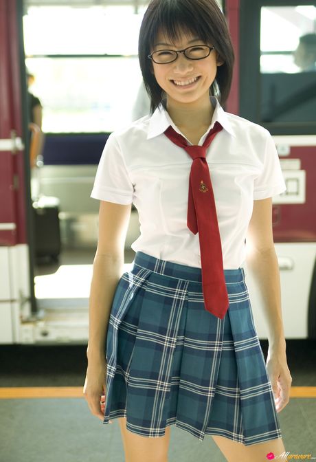 亞洲封面女郎 Ami Tokito 在教室裡脫光衣服前摘下眼鏡