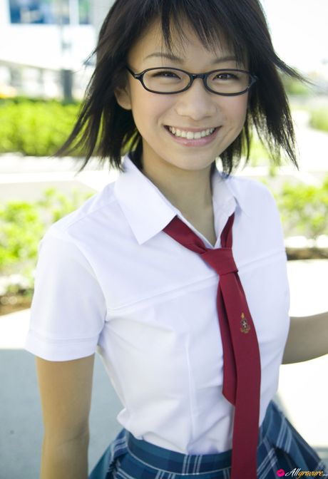 アジアの表紙ガール、時任亜美が教室で裸になる前に眼鏡を外す