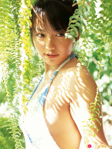 亞洲女孩 Sayaka Isoyama 炫耀她驚人的胸部並獨自擺姿勢