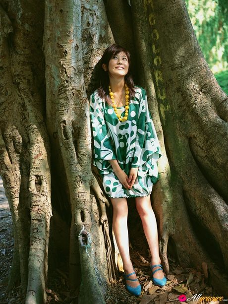 亞洲美女白石美穗在田野裡的毯子上赤裸裸