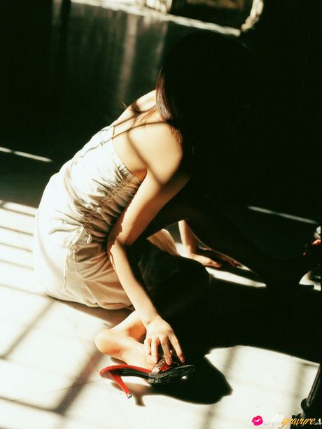 Asian cutie Miho Shiraishi gets naked on a blanket in a field