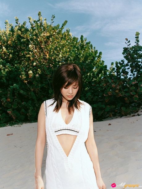 亞洲美女白石美穗在田野裡的毯子上赤裸裸