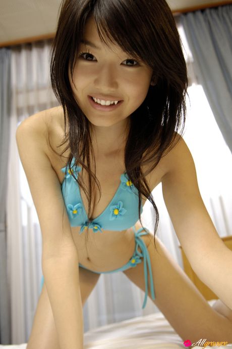 Noriko Kijima er en japansk babe, der elsker at posere i sexet lingeri