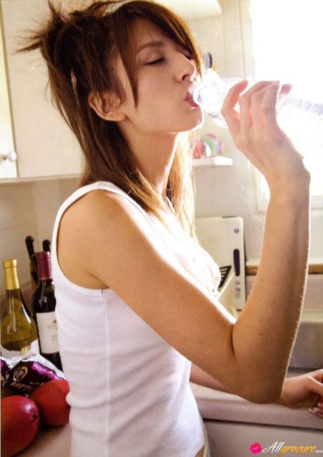 Den asiatiske pige Leah Dizon bliver nøgen på et tæppe på en sandstrand