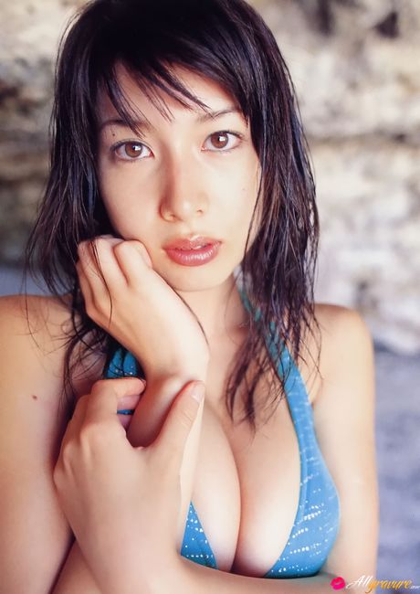 アジアの表紙モデル、小林恵美がビキニ姿で素晴らしい胸とポーズを披露