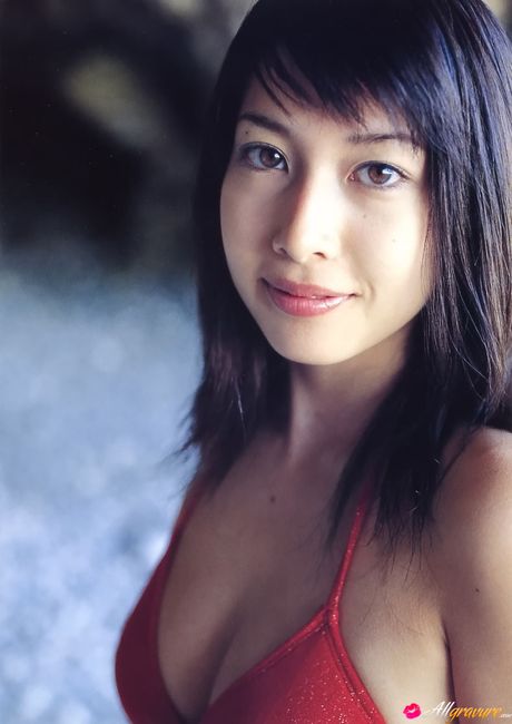 アジアの表紙モデル、小林恵美がビキニ姿で素晴らしい胸とポーズを披露