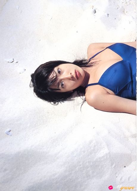 アジアの表紙モデル、小林恵美がビキニ姿で素晴らしい胸とポーズを披露