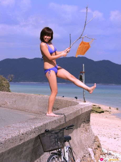 Den asiatiske covergirl Saya Kazuki viser sine store bryster og poserer i en bikini