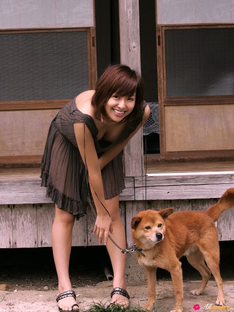 亞洲封面女郎 Saya Kazuki 展示她的大胸脯，穿著比基尼擺姿勢