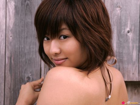 亞洲封面女郎 Saya Kazuki 展示她的大胸脯，穿著比基尼擺姿勢