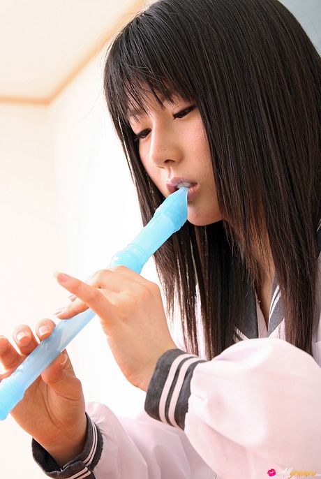 亞洲女孩 Moe Wakaki 展示她的大屁股並穿著校服擺姿勢