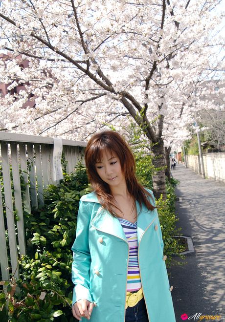 アジア人モデルの星野真希が服を脱ぎ、ソロで素肌を披露