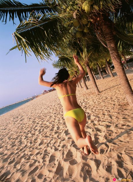 天使般的亞洲美女入江紗綾在沙灘上秀出她的巨乳並張開雙腿