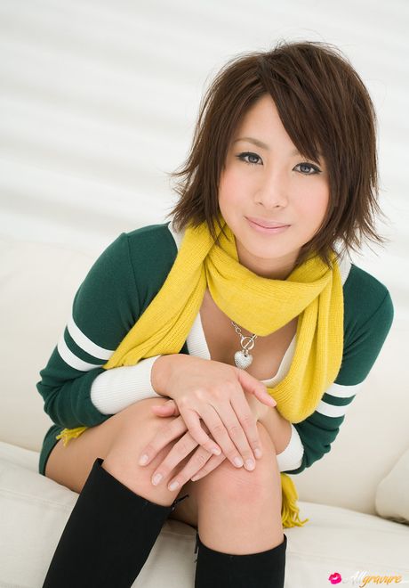 才華洋溢的亞洲女孩 Reina Mamiya 脫光衣服，露出性感又火辣的身材