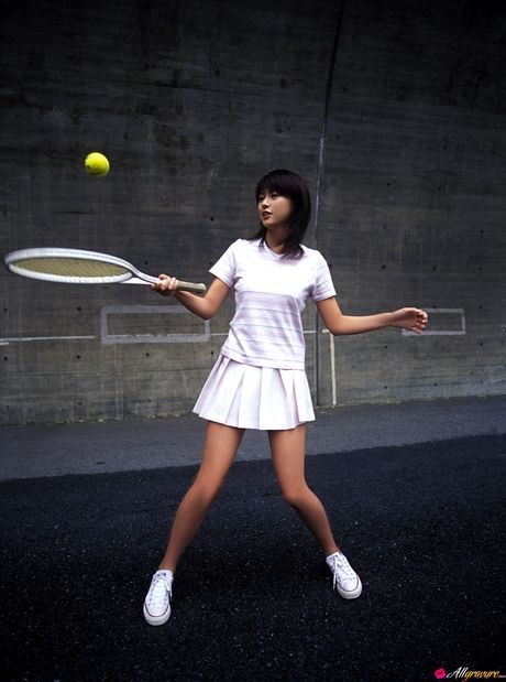 Smuk asiatisk Yuka Kosaka fremhæver sine faste bryster og sin barberede fisse i en solo