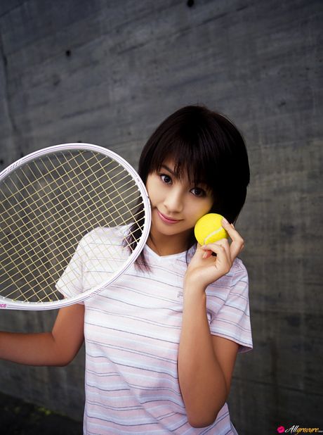 Smuk asiatisk Yuka Kosaka fremhæver sine faste bryster og sin barberede fisse i en solo