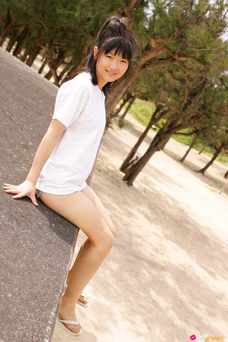 アジア美人の木嶋のりこがビキニ姿で素敵なおっぱいを披露しポーズをとる