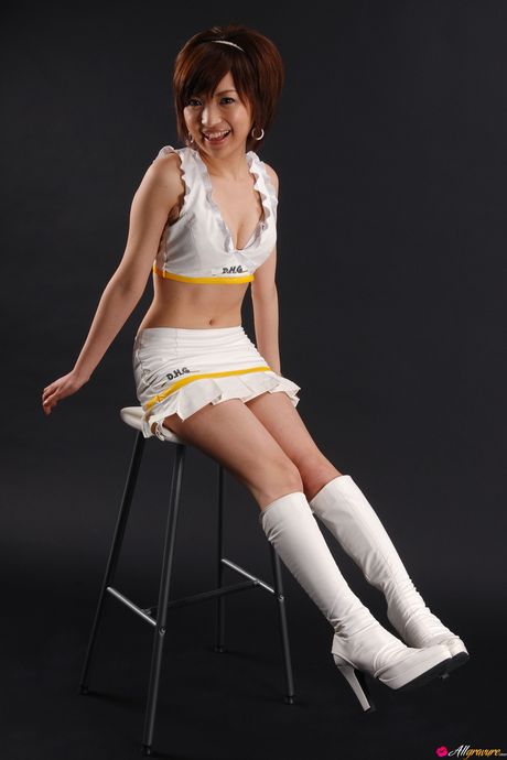 性感亞洲女孩 Ryoko Tanaka 展示她巨大的乳房並擺姿勢