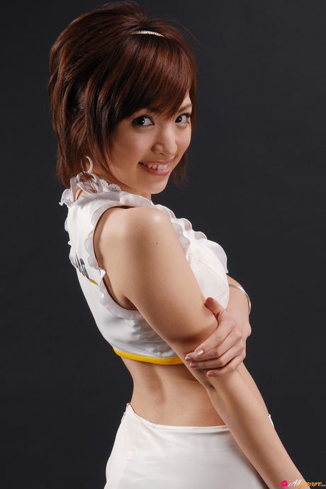 性感亞洲女孩 Ryoko Tanaka 展示她巨大的乳房並擺姿勢