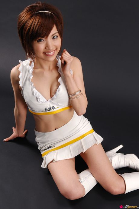 性感亞洲女孩 Ryoko Tanaka 展示她巨大的乳房並擺姿勢