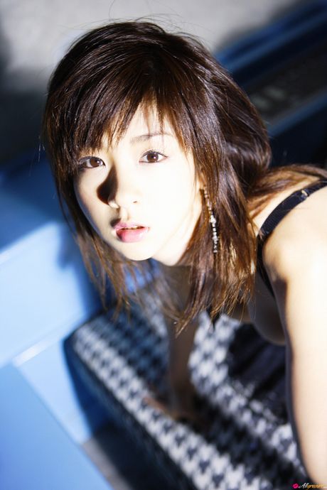 Asiatisk pige Aki Hoshino bliver nøgen på en sofa i hvide trusser