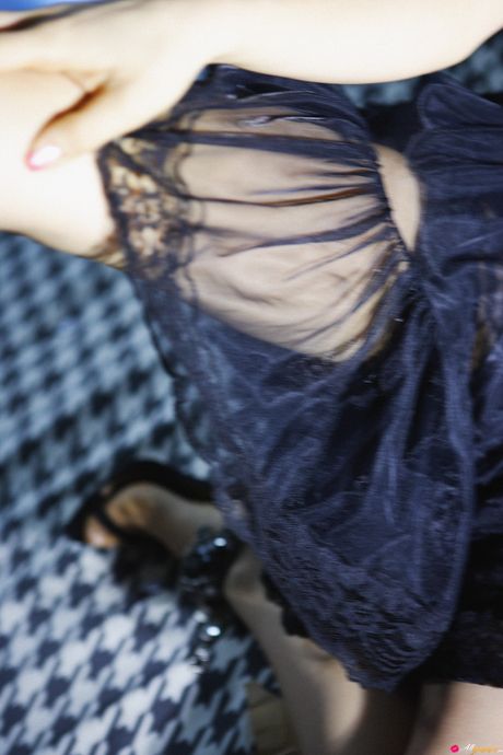 Asiatisk pige Aki Hoshino bliver nøgen på en sofa i hvide trusser