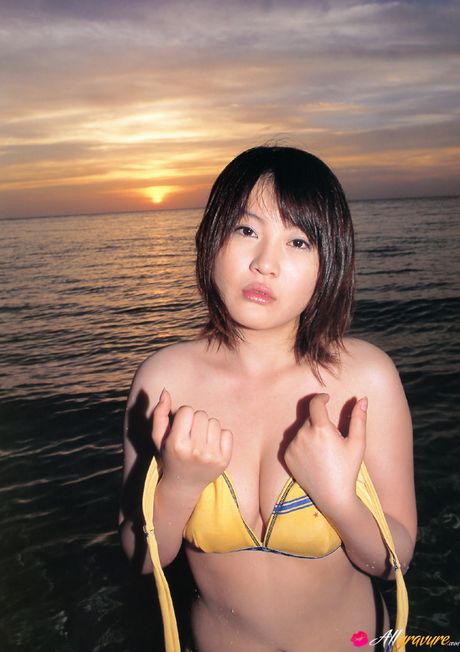 Asian teen Momo Ichii strips off on a sofa confidently