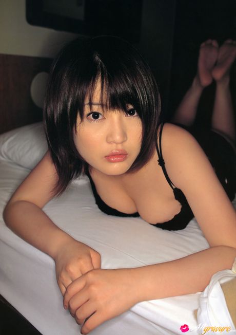 Asian teen Momo Ichii strips off on a sofa confidently