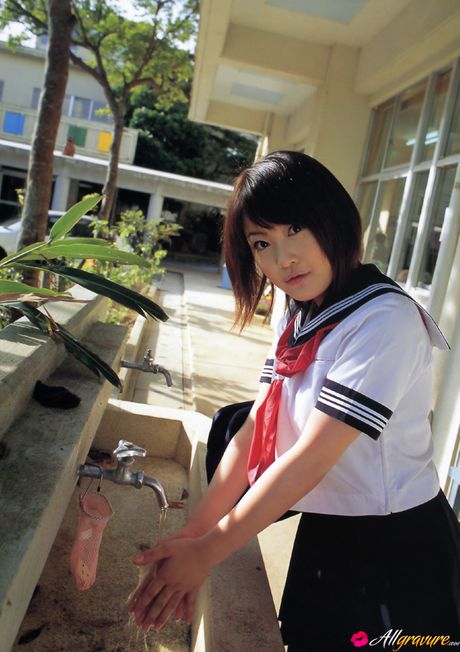 Asian teen Momo Ichii strips off on a sofa confidently