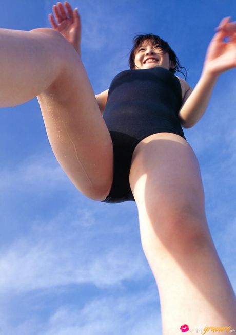 Asian teen Momo Ichii strips off on a sofa confidently