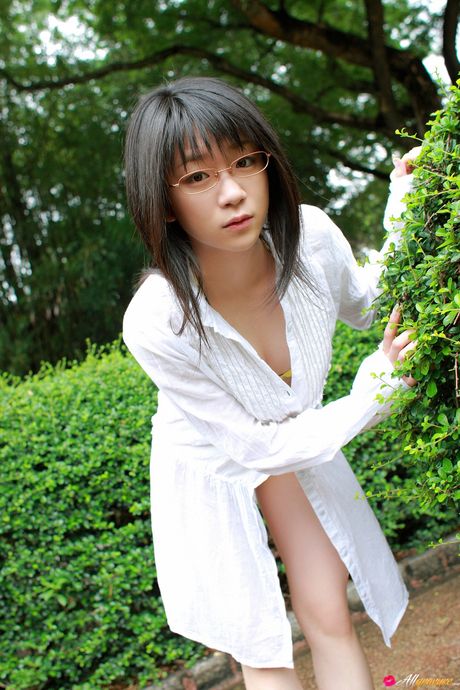 嬌小的亞洲女孩 Ami Tokito 在花園裡脫衣服擺姿勢