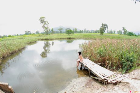 嬌小的亞洲女孩 Ami Tokito 在花園裡脫衣服擺姿勢
