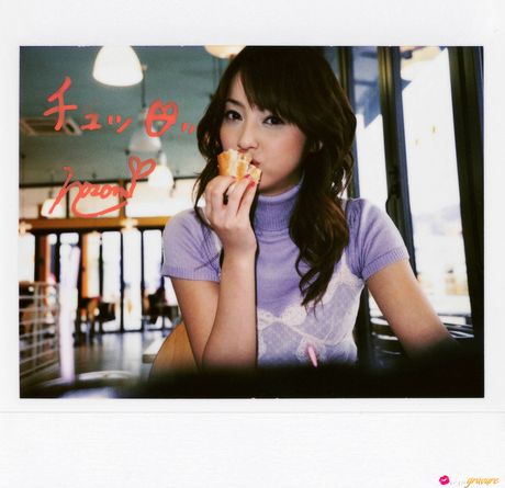 亞洲美女佐佐木希展示她嬌小的乳房並獨自擺姿勢