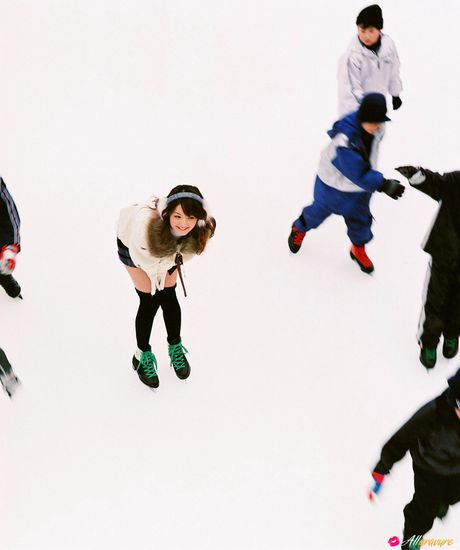 Asiatisk skønhed Nozomi Sasaki fremhæver sine petite små bryster og poserer solo