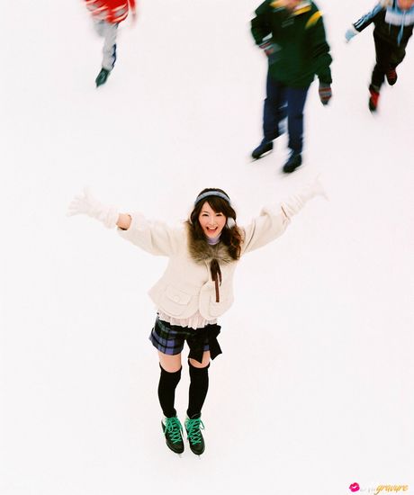 亞洲美女佐佐木希展示她嬌小的乳房並獨自擺姿勢