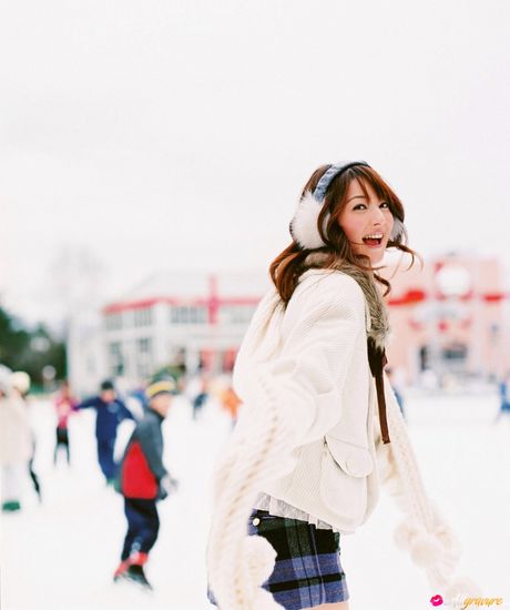 亞洲美女佐佐木希展示她嬌小的乳房並獨自擺姿勢