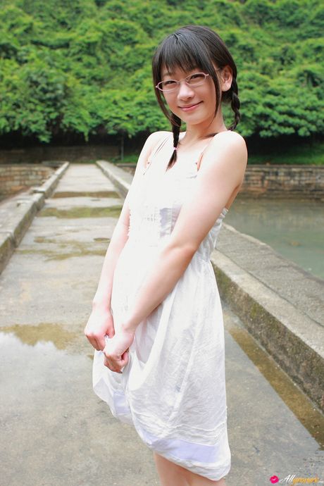 見事な日本のティーン、時任亜美がメガネを外して庭でポーズをとる