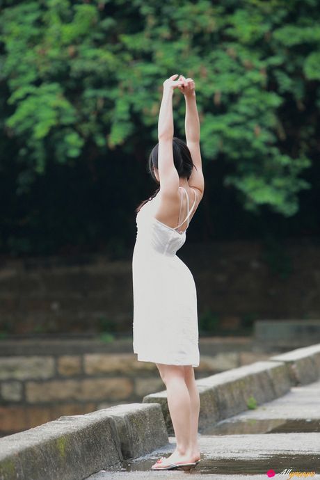 見事な日本のティーン、時任亜美がメガネを外して庭でポーズをとる