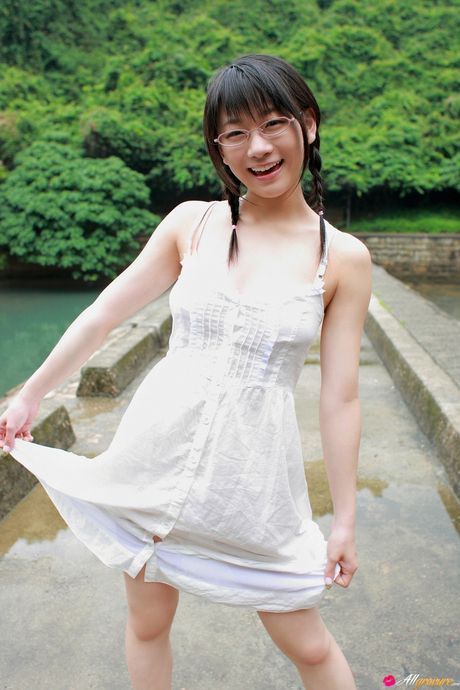 見事な日本のティーン、時任亜美がメガネを外して庭でポーズをとる