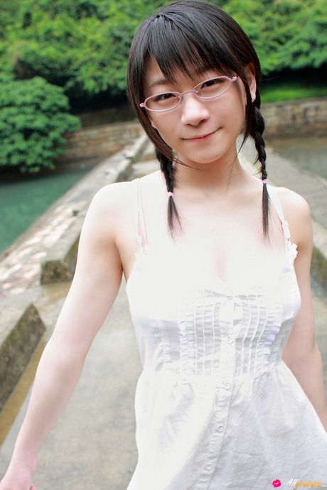 令人驚豔的日本女孩 Ami Tokito 脫下衣服，露出眼鏡，在花園裡擺姿勢